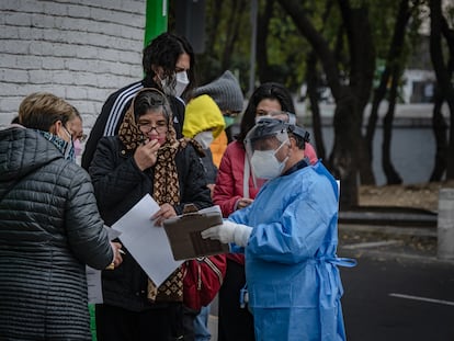 Personal sanitario brinda información sobre el registro para recibir la vacuna Abdala contra covid-19, en Ciudad de México.