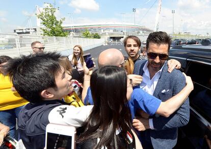Un grupo de aficionados abraza a Buffon antes de la rueda de prensa de su despedida.