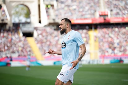El delantero del Celta de Vigo Borja Iglesias celebra después de marcar el segundo gol de su equipo ante el FC Barcelona el pasado sábado.