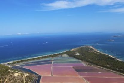 Playa de Es Cavallet (izquierda), junto a la de Ses Salines (derecha), en Ibiza.