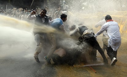 La policía utiliza cañones de agua para dispersar una protesta en Nueva Delhi (India).