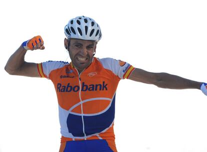 El gesto de alegría de Juanma Gárate al conseguir la victoria en la cima del Mont Ventoux.