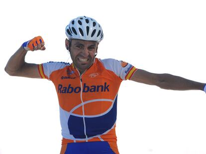 El gesto de alegría de Juanma Gárate al conseguir la victoria en la cima del Mont Ventoux.