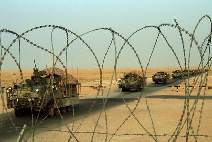 Una fila de tanques del Ejército estadounidense entra en territorio kuwaití.