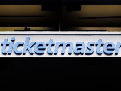 El logo de Ticketmaster en un estadio de fútbol.