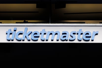 El logo de Ticketmaster en un estadio de fútbol.