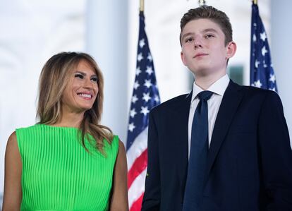 Melania Trump y su hijo Barron, en agosto de 2020 en la Casa Blanca, en Washington.