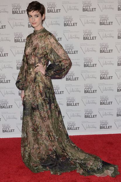Otra de las famosas que se decantó por el estampado floral fue Anne Hathaway. La actriz eligió un vestido semitransparente en tonos verdes.