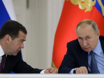 El entonces primer ministro ruso, Dimitri Medvédev (izquierda) charla con el presidente ruso, Vladímir Putin, en 2019.