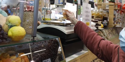 Una cliente paga un producto en una tienda de alimentación en Palma, el tipo de establecimiento donde más se nota la subida de los precios.