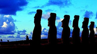 Un grupo de moais, estatuas de la isla de Pascua.