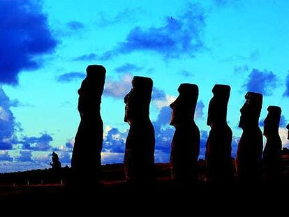 Un grupo de moais, estatuas de la isla de Pascua.