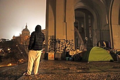 Las rejas instaladas bajo el viaducto de la calle Bailén, en Madrid, impiden que los sin hogar se refugien tras ellas de las inclemencias del tiempo.