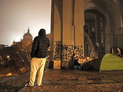 Las rejas instaladas bajo el viaducto de la calle Bailén, en Madrid, impiden que los sin hogar se refugien tras ellas de las inclemencias del tiempo. 