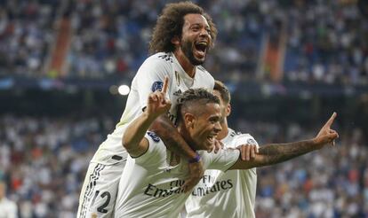 Marcelo se sube encima de Mariano tras el tercer gol.