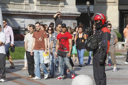 Un agente de la policía autonómica observa a los manifestantes