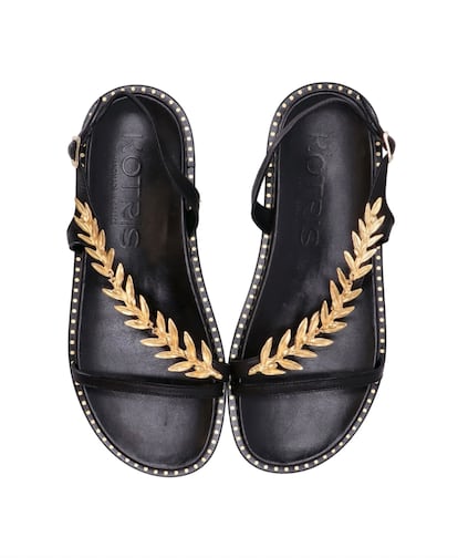 Kotris es una marca de zapatos hechos a mano de Grecia y su herencia estética queda patente en todos sus modelos. Su modelo Elia es un buen ejemplo: unas sandalias decoradas con una rama de oliva en el empeine hechas a mano con piel teñida de forma natural. 
