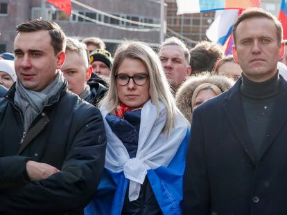 Los opositores rusos Ivan Zhdanov, Lyubov Sobol y Alexei Navalny, en una protesta en febrero de 2020, en Moscú