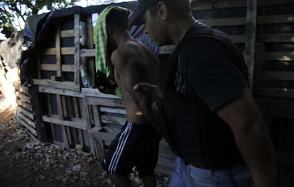 Redada policial en un punto de venta de droga en Rosario.