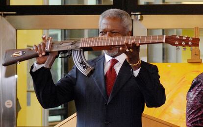 El ex secretario general de la ONU, Kofi Annan, exhibe una arma AK47 transformada en guitarra en la sede central de Viena, en 2007.