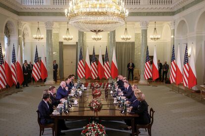 El presidente estadounidense, Joe Biden, y el presidente polaco, Andrzej Duda, (en el centro, a ambos lados de la mesa) participaban en una reunión bilateral para discutir los esfuerzos colectivos para apoyar a Ucrania y reforzar la disuasión de la OTAN.