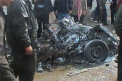 Estos son los restos del coche bomba conducido por un <i>kamikaze</i> tras empotrarse contra el centro sanitario de Hilla a primeras horas de la mañana.