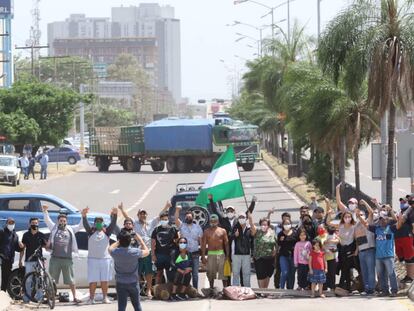 Un grupo de vecinos bloquea una de las principales avenidas en Santa Cruz, Bolivia, el pasado 30 de octubre.