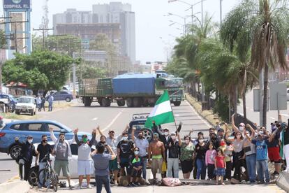 Un grupo de vecinos bloquea una de las principales avenidas en Santa Cruz, Bolivia, el pasado 30 de octubre.