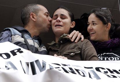 Juan le da un beso a su mujer después de saber que no van a perder la casa. Este matrimonio y su hija de cinco años podrán seguir viviendo en el piso en el que residían desde 2007.