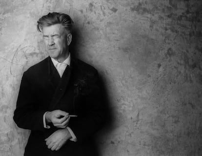 A lo largo de su carrera como director, David Lynch creó una estética en sí misma gracias a sus atmósferas cargadas de misterio y surrealismo.  En la imagen, el director de 'El hombre elefante' retratado en su estudio por Chris Weeks, en marzo de 2002.  