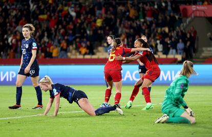 Aitana Bonmatí y Salma Paralluelo celebran el segundo tanto del partido.