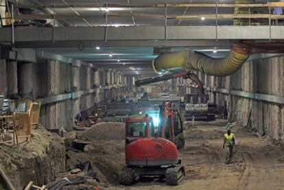 Estado de las obras de construcción del tercer aparcamiento subterráneo en la calle de Serrano, entre la calle de Jorge Juan y la plaza de la Independencia.