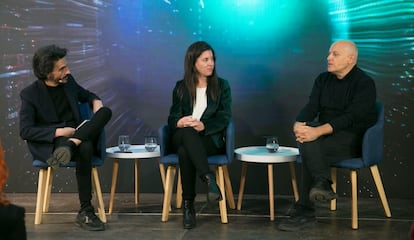 Jaime García Cantero, director de 'Retina' (izquierda), conversa con Marta Pascual Estarellas, CEO de Qilimanjaro Quantum Tech; y Alberto Casas, profesor de Investigación del CSIC, Instituto de Física Teórica (IFT). Santi Burgos