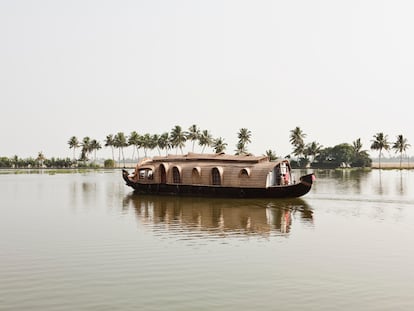 Los tradicionales backwaters de Kerala, la tranquilidad sobre el agua.