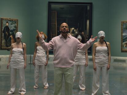 Residente en el videoclip '313' en El Museo del Prado.