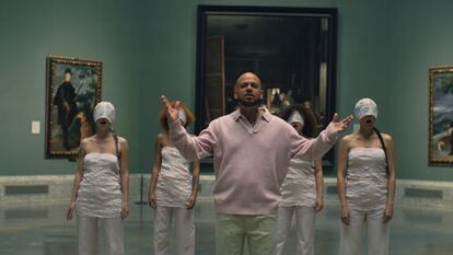 Residente en el videoclip '313' en El Museo del Prado.