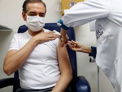 Un voluntario recibe la semana pasada en São Paulo la segunda dosis en los ensayos de la vacuna desarrollada por la empresa china Sinovac.