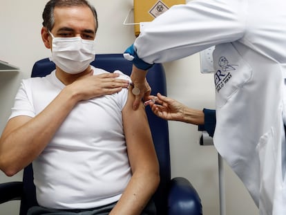 Un voluntario recibe, la semana pasada en São Paulo, la segunda dosis en los ensayos clínicos de la vacuna del coronavirus desarrollada por la empresa china Sinovac.