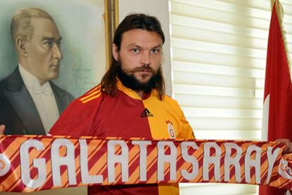 Ujfalusi posa con la camiseta y la bufanda del Galatasaray.