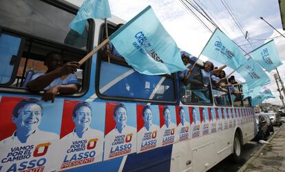 Un grupo de gente muestra su apoyo a Guillermo Lasso, el candidato presidencial impulsado por la derecha.