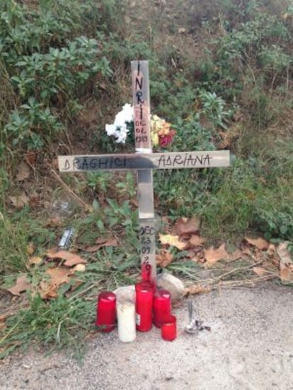 Amigos de Adriana han puesto una cruz donde cayó al saltar del puente.