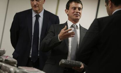 Manuel Valls, ministro del Interior franc&eacute;s, con la coca incautada.