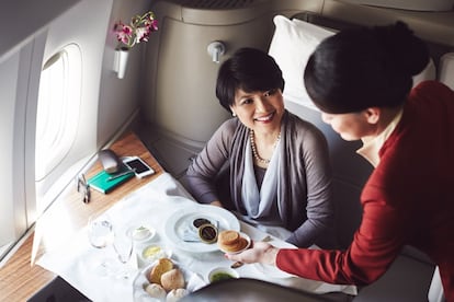 En alguno de sus vuelos, Cathay Pacific Airways dispone del servicio de No molestar y el de Despertador abordo, que se activa en la pantalla de televisión, para quienes prefieran ser despertados si por ejemplo llega la hora del desayuno. Para un viaje para una persona de ida entre Nueva York y Singapur el precio en los billetes empieza en los 11.803 dólares (unos 10.100 euros).
Más información: <a href="https://www.cathaypacific.com/cx/es_ES/travel-information/flying-with-us/flight-classes/first.html#first-introduction" target="_blank">www.cathaypacific.com</a>