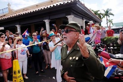 MIA01. MIAMI (ESTADOS UNIDOS), 26/11/2016.- Un hombre vestido como Fidel Castro junto a cubanos exiliados en Miami (Estados Unidos) celebran la muerte del líder de la revolución cubana Fidel Castro hoy, sábado 26 de noviembre de 2016. Después de la fiesta vivida hasta primeras horas de la mañana en la Calle 8 de la Pequeña Habana hoy llegó la hora de la reflexión sobre el impacto que puede tener en Cuba la desaparición del comandante de la Revolución de 1959. EFE/Gastón De Cárdenas