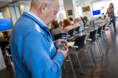 Alumnado con discapacidad de la FP intercambia experiencias con jubilados sobre la tecnología. 