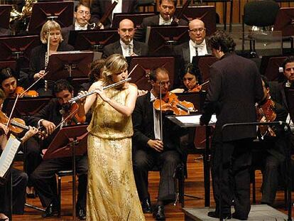 La flautista Clara Andrada interpreta un solo con la Orquesta Sinfónica de Castilla y León en Medellín (Colombia).