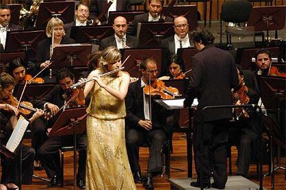 La flautista Clara Andrada interpreta un solo con la Orquesta Sinfónica de Castilla y León en Medellín (Colombia).