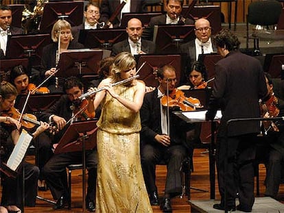 La flautista Clara Andrada interpreta un solo con la Orquesta Sinfónica de Castilla y León en Medellín (Colombia).