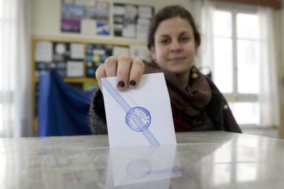 Uma mulher grega vota.