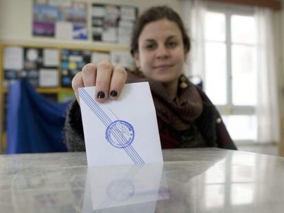 Una mujer griega vota en Sal&oacute;nica.